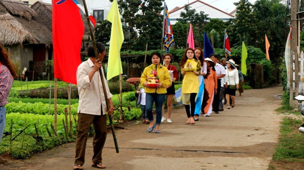  Tưng bừng trẩy hội cầu bông ở làng rau hơn 500 năm tuổi